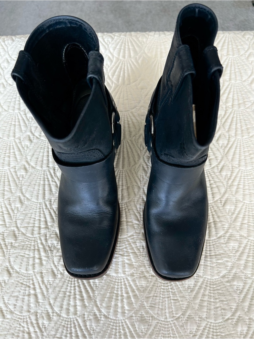 Like New black leather Harley Davidson Boots with Silver Buckle Detail